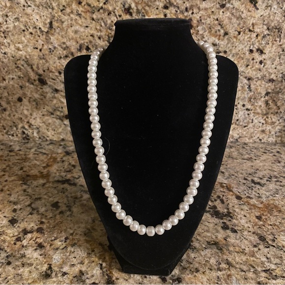 Jewelry - Pearl single strand faux pearl necklace claw clasp 20” L
